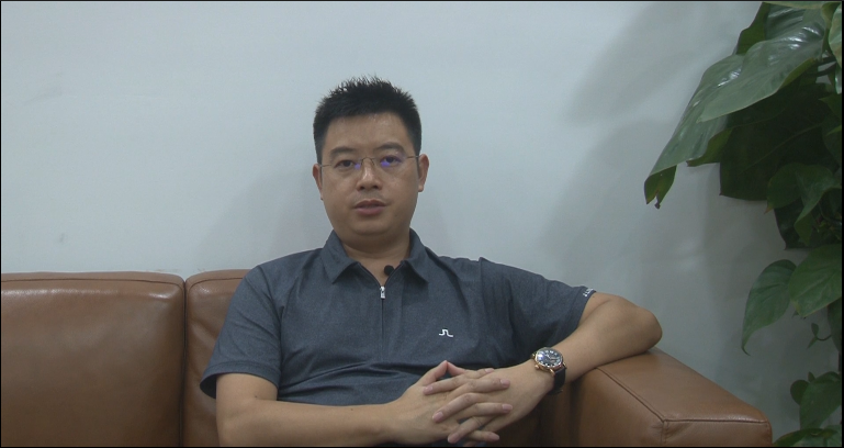 東莞市尼嘉斯塑(sù)膠機械(xiè)有(yǒu)限公司董事長—唐亞青