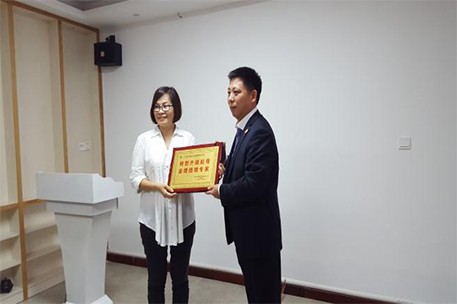 東莞（wǎn）市穎生實（shí）業有限公司授予（yǔ）牌匾