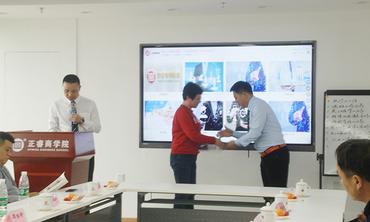 石獅市服裝產業聯（lián）盟、石獅市染整同業公會來我司參訪交流並赴標杆項（xiàng）目德永佳（jiā）參（cān）觀學習