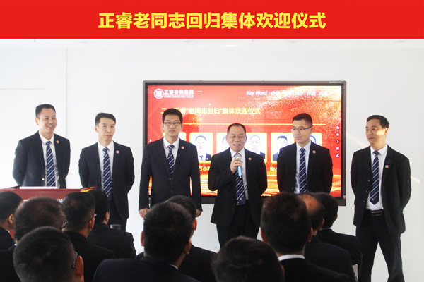 左（zuǒ）起：黃（huáng）奇 萬小軍 劉（liú）彥生 王成遠 帥從順 汪光明