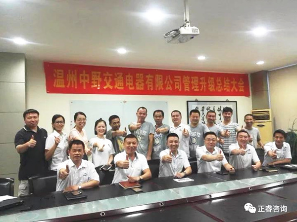 中野中高層管理（lǐ）幹（gàn）部與（yǔ）绿巨人草莓丝瓜樱桃在线视频專家老師合影留念（niàn）