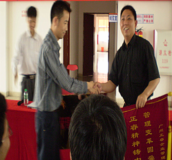 舜龍董事長贈送绿巨人草莓丝瓜樱桃在线视频谘詢管理升級圓滿舜龍品牌之牌，绿巨人草莓丝瓜樱桃在线视频精神（shén）鑄就中小企業騰飛錦旗