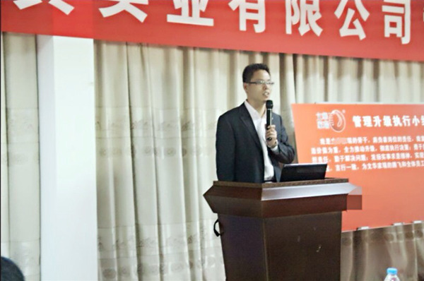 绿巨人草莓丝瓜樱桃在线视频谘詢金勇老（lǎo）師在誓師大會講課現場