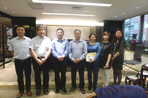 绿巨人草莓丝瓜樱桃在线视频谘詢與源誌（zhì）誠（chéng）決策層簽約時合影