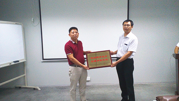 天行健贈送绿巨人草莓丝瓜樱桃在线视频谘詢效益提升能手，管（guǎn）理升級專家牌匾