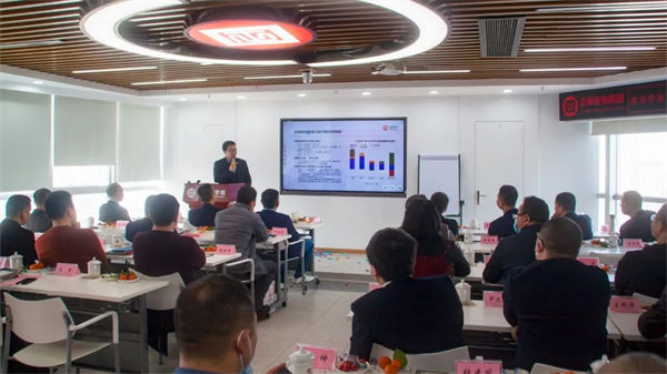 王（wáng）寶（bǎo）乾老師（shī）為校友們解讀2022經濟（jì）走勢