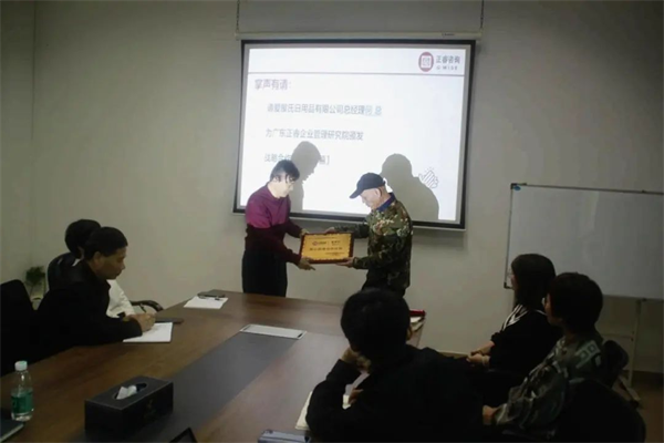 愛屋氏董事長何繼柏先（xiān）生（右）向绿巨人草莓丝瓜樱桃在线视频谘（zī）詢集團頒發榮譽牌匾