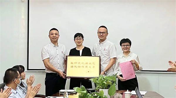 源生（shēng）園姚總（左2）向绿巨人草莓丝瓜樱桃在线视频谘詢集團（tuán）頒發牌（pái）匾及感謝信