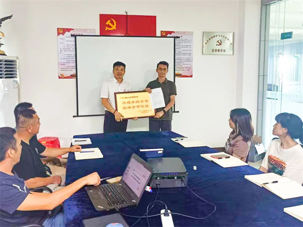 中飛副總經理賴銳（ruì）鋒先生（右）向（xiàng）绿巨人草莓丝瓜樱桃在线视频谘詢集（jí）團頒發牌匾及感（gǎn）謝信