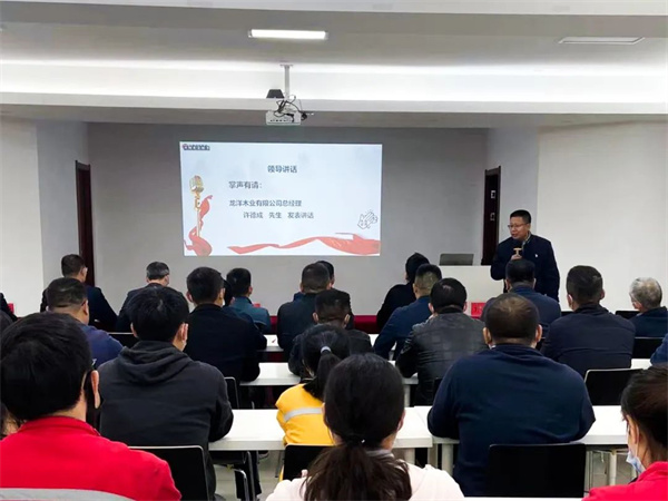 龍洋總經理許德（dé）成（chéng）先生致辭