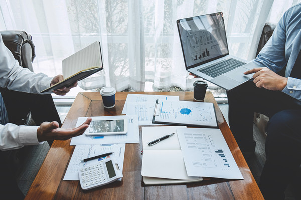 企業戰略規劃：為企（qǐ）業製定全麵、長遠的發展戰略