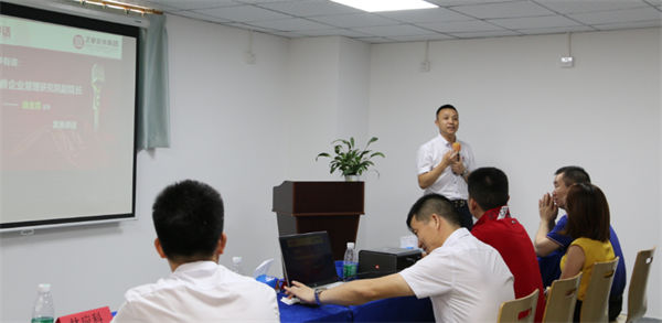 正（zhèng）睿（ruì）企業管理研究院副院長龐（páng）金森老師致辭