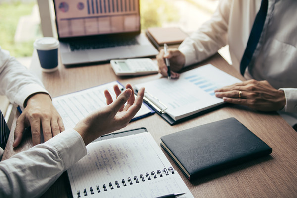 如何評估薪酬體係的可持續性和競爭力？