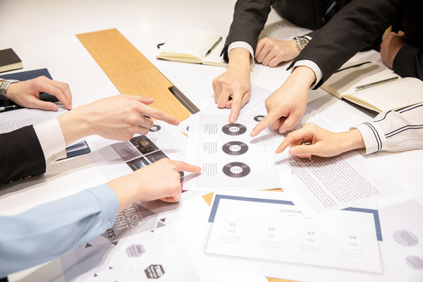 跨越鴻溝（gōu）：如何運用變革管理（lǐ）應對企（qǐ）業挑戰（zhàn）？