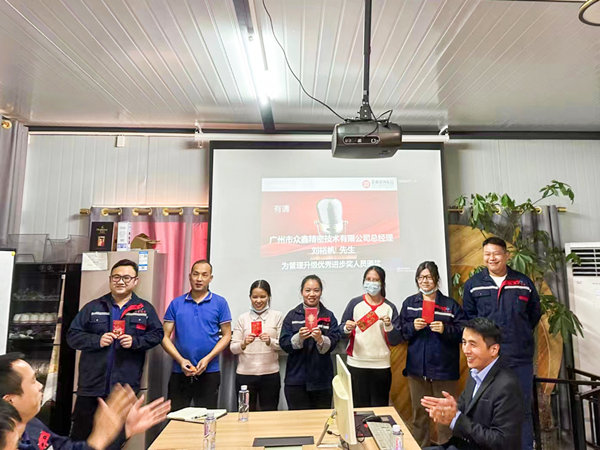 眾鑫精密總經理劉裕帆先生（右）頒發管理升級優秀進步獎（jiǎng）