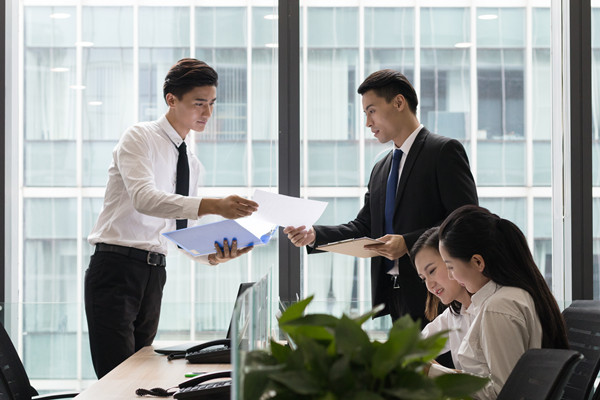 員工（gōng）溝通與反饋機製：提升組織效能的重要途徑（jìng）