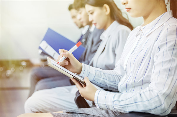 人才挖掘與選拔：全麵評估候選人能力，選拔優秀人才