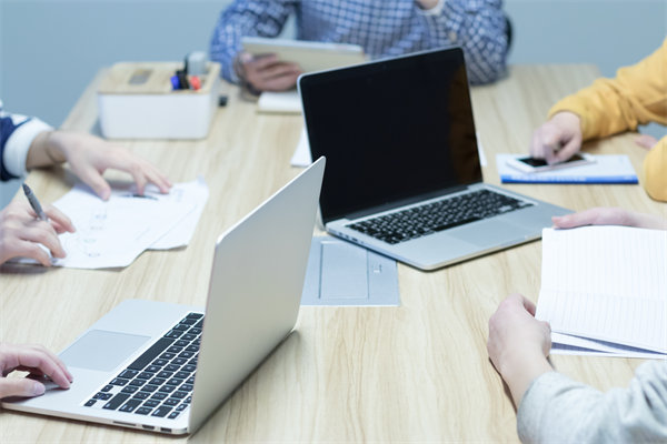 企業的戰（zhàn）略是精心（xīn）設計的，還是臨機應變（biàn）的？