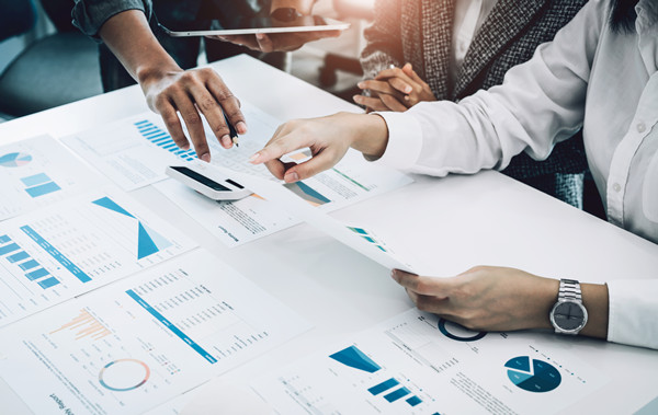 預算管（guǎn）理過程中如何有效識別並控製成本超支風險？