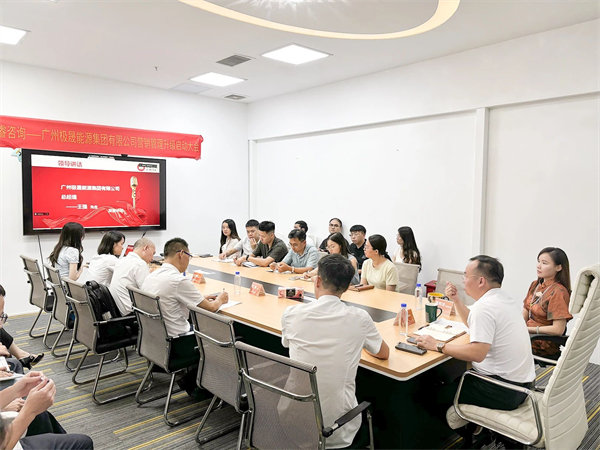 極晟能源總經理王強先生致辭（cí）