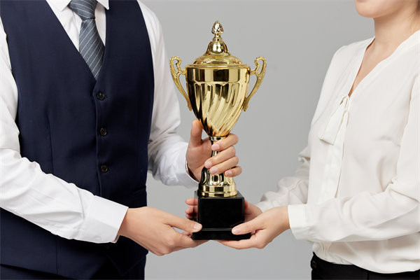 如（rú）何有效招聘並留住頂尖人才，提升團隊競爭力？