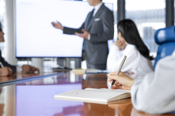 集團內部溝通機製如何優化，促進信息暢通？