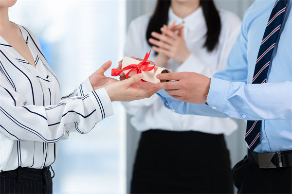 員工福利創新：哪些非貨幣（bì）激勵能顯著提升員工忠誠度？