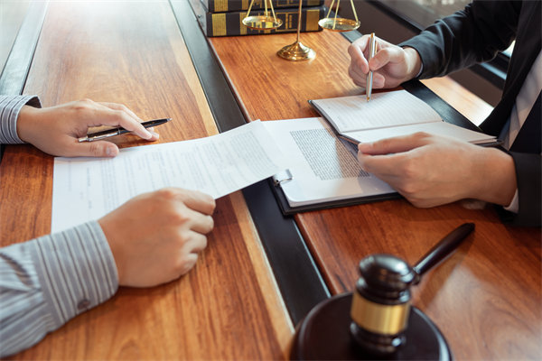 在變革中，如何有效管理組織內部的衝突與（yǔ）不確定性？