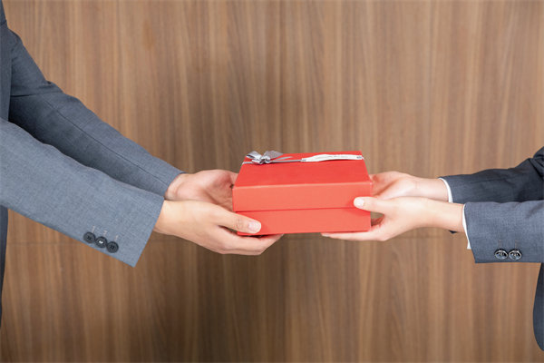 市場競爭激烈，如何製定（dìng）薪酬策略以吸引並留住（zhù）人才？