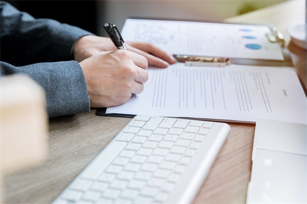 如（rú）何確保薪酬績效體係公平透明（míng），增強員工信任？