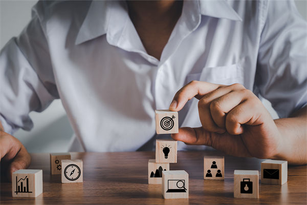 商業環境（jìng）複雜（zá）多變，如何高效實施集團全麵（miàn）管控策略？