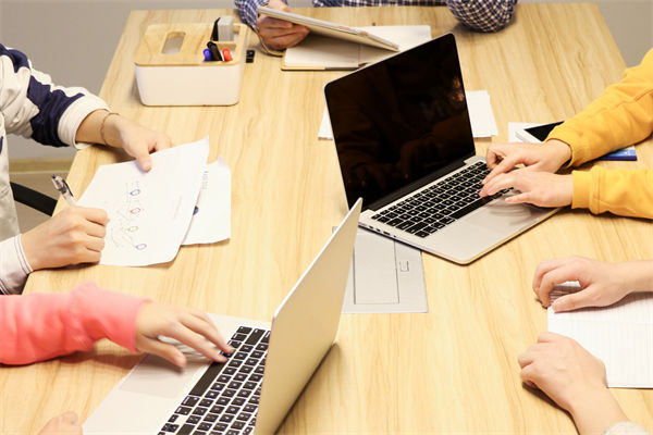 在（zài）員工培訓（xùn）上，企業（yè）應如何投（tóu）入，以獲得最大回報？