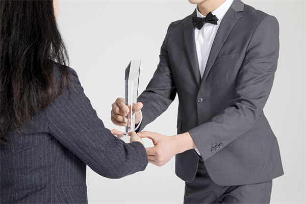 績效（xiào）管理中（zhōng），如何激（jī）勵（lì）優（yōu）秀員工，又（yòu）幫（bāng）助其提升？