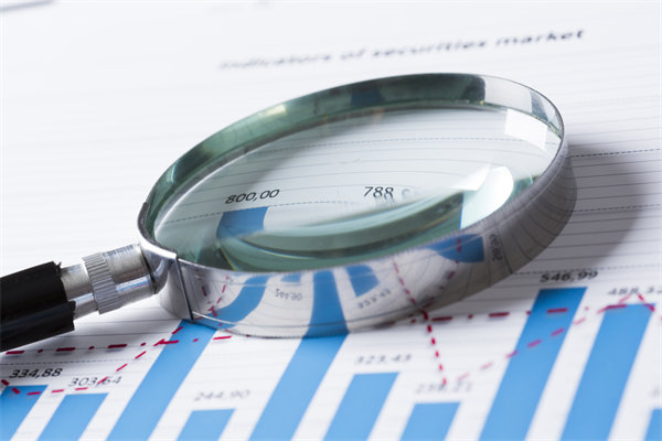 在製定年度經營計劃時，如何考慮行（háng）業趨勢和政策影響？