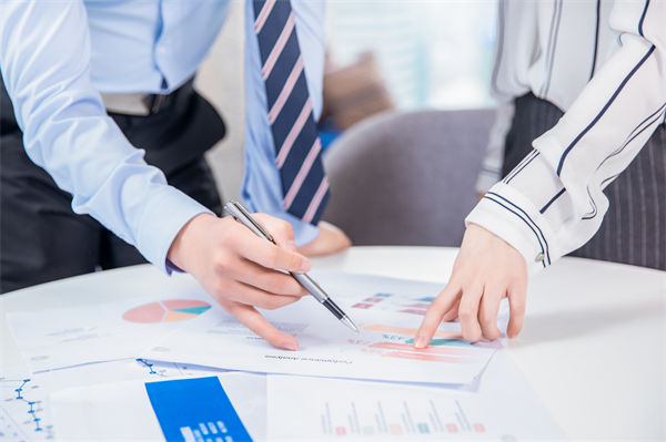 預算編製過程中，如何（hé）平衡資源需求與財務約束？