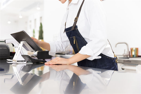 29歲女演員回應在餐廳當服務員，人力資源怎麽看？