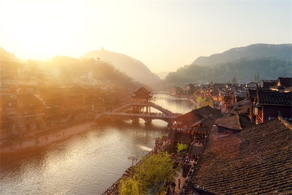 戰略規（guī）劃分析：村民不滿古鎮收門票，指引遊客逃票