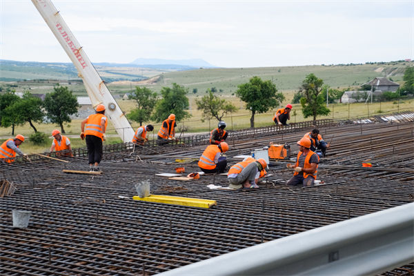 薪酬績效（xiào）谘詢：00後女（nǚ）鋼筋工每天工地幹10小時（shí）賺320