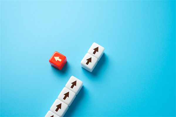 青島一環衛工（gōng）將垃圾掃進大海被開除